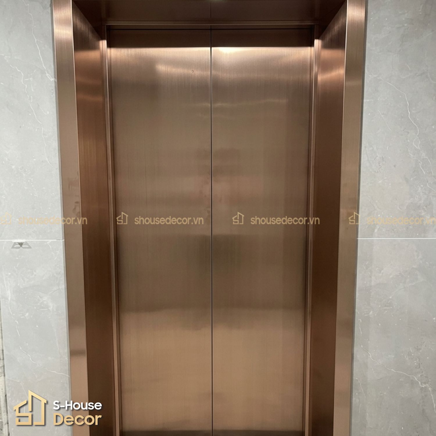 Hoàn thiện công trình ốp inox khung bao bản rộng thang máy inox 304 xước vàng hồng
