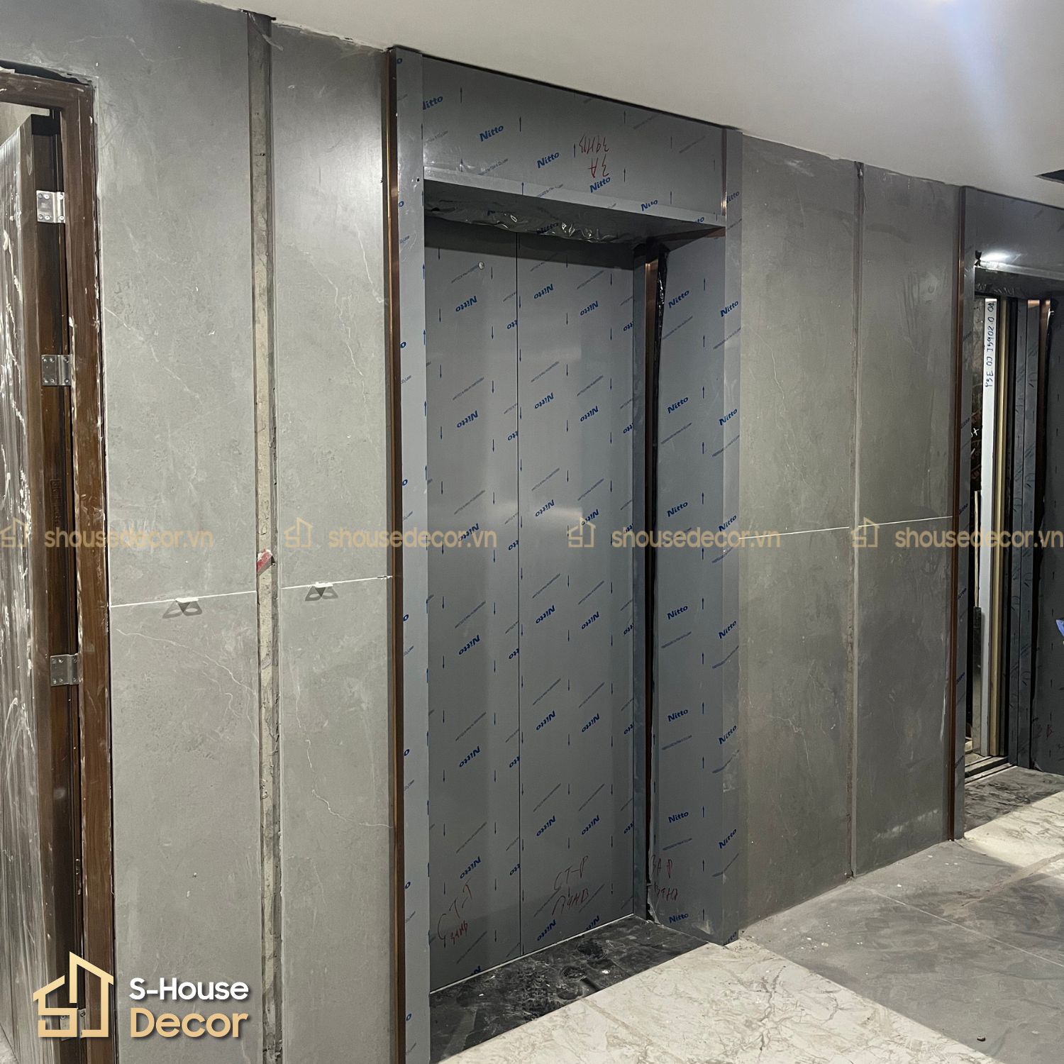 Công trình thực tế Ốp inox khung bao bản rộng thang máy tại Hàng Bài