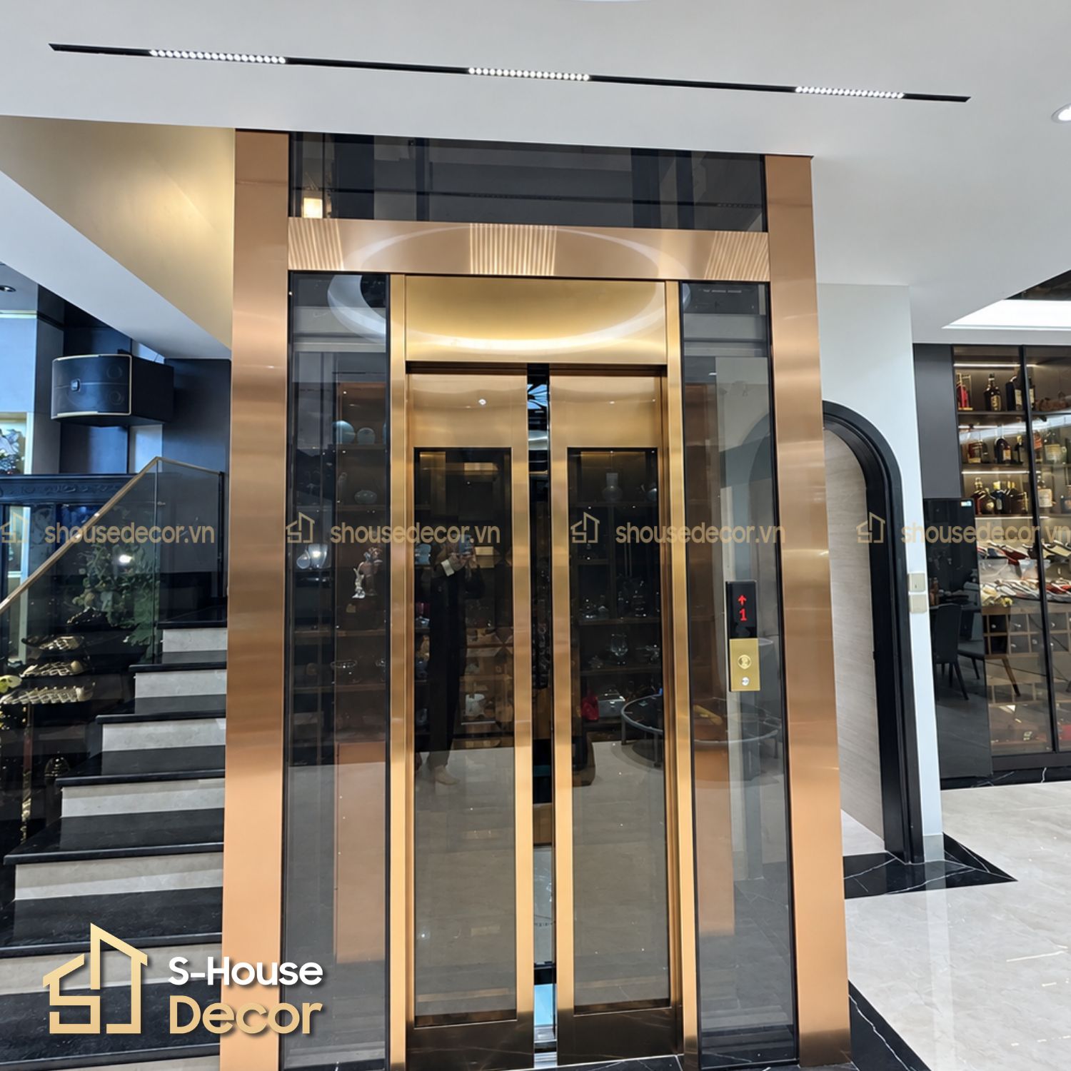 Hoàn thiện Ốp inox khung thép thang máy