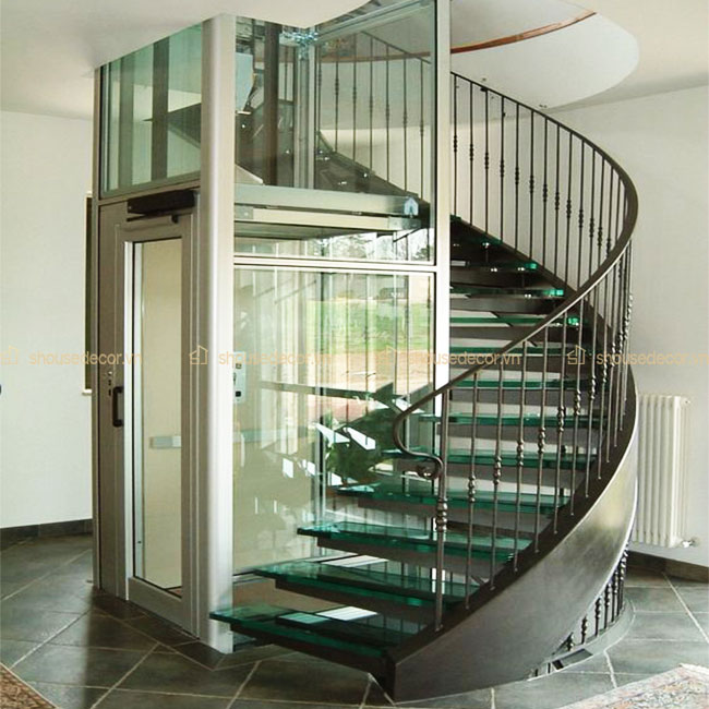 Màu sắc trang nhã nhưng không kém phần nổi bật từ ốp inox trắng