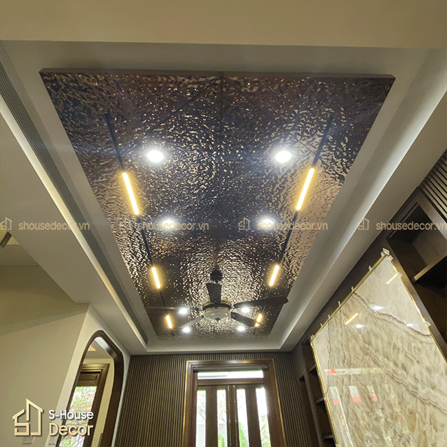 Quá trình hoàn thiện trần inox sóng nước với hệ khung thép chắc chắn.