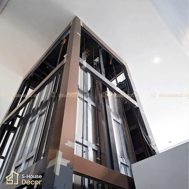 Quá trình thi công trang trí inox thang máy với inox 304 xước đồng, kết hợp khung thép mạ kẽm, đảm bảo độ bền và tính thẩm mỹ lâu dài.