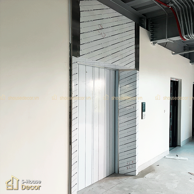 Quá trình thi công ốp inox khung bao bản rộng thang máy tại công trình Cầu Diễn.