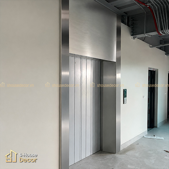 Hoàn thiện ốp inox khung bao bản rộng thang máy tại công trình Cầu Diễn.