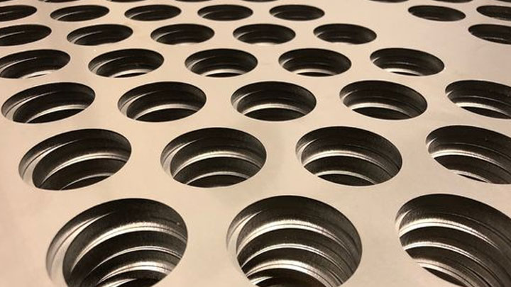 Tấm inox đục lỗ là loại vật liệu có nhiều lỗ nhỏ trên bề mặt