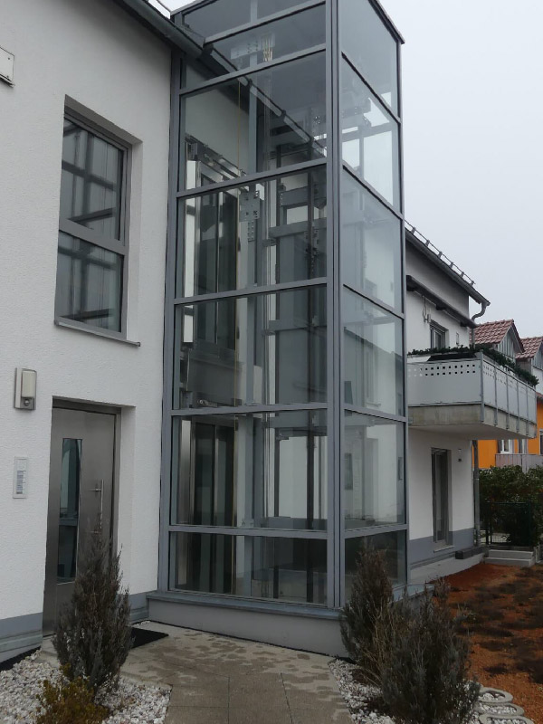 Thang máy kính ngoài trời tạo điểm nhấn cho thiết kế