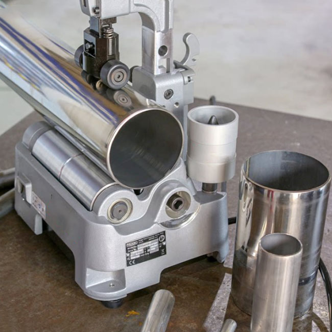 Thanh inox tròn được cắt bởi máy cắt chuyên dụng