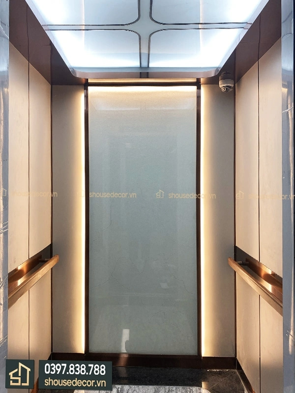 Hình ảnh một cabin thang máy tại Trung tâm Thương mại Chợ Mơ được ốp inox vàng bởi S-House Decor