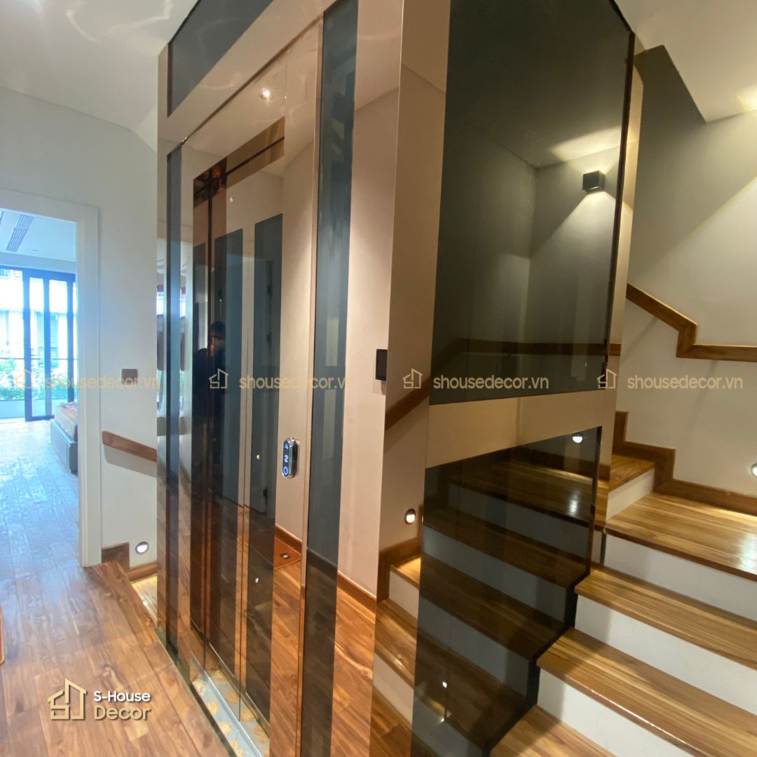 Trang trí ốp inox khung thép thang máy kính hiện đại