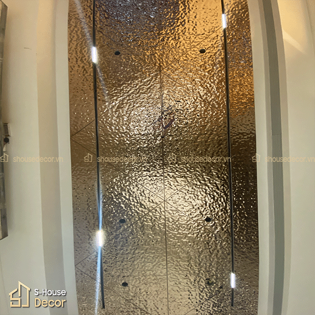 Tổng thể không gian sau khi hoàn thiện trần inox sóng nước bởi S-House Decor.