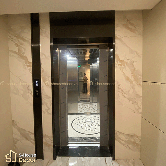 Tổng thể khu vực cửa thang máy sau khi hoàn thiện trang trí thang máy tại công trình Ngõ 67 Văn Cao.