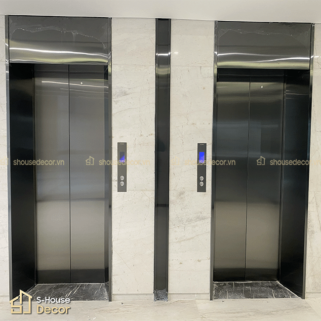 Tổng thể khu vực cửa thang máy sau khi hoàn thiện ốp inox khung bao bản rộng tại tòa nhà HEAC Building - 14 - 16 Hàm Long.