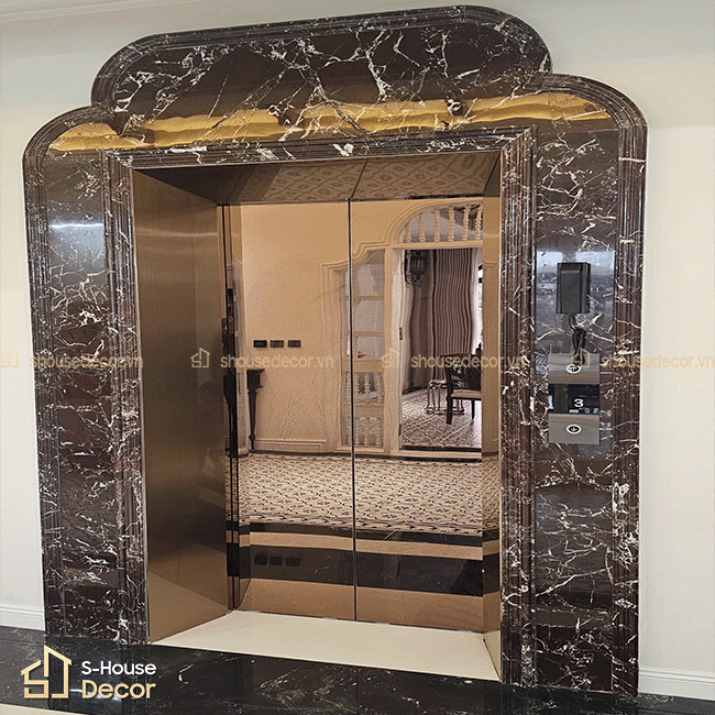 Tổng thể khu vực cửa thang máy sau khi hoàn thiện trang trí thang máy bởi S-House Decor.