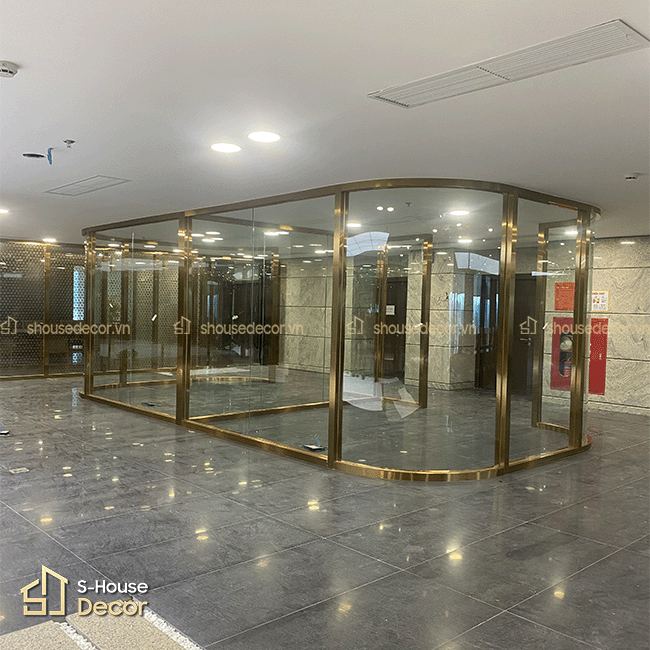 Tổng thể khu vực sảnh sau khi hoàn thiện vách inox kính CNC và cửa inox kính tự động, mang lại không gian hiện đại và chuyên nghiệp.