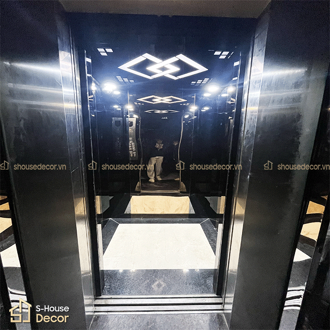 Tổng thể khu vực trang trí thang máy do S-House Decor thi công, mang lại trải nghiệm sang trọng và hiện đại.