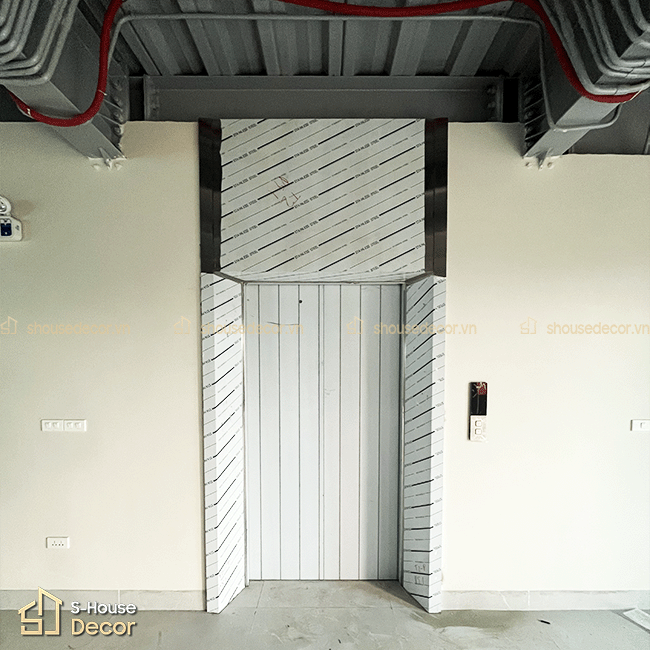 Tổng thể khu vực trang trí thang máy sau khi hoàn thiện bởi S-House Decor.