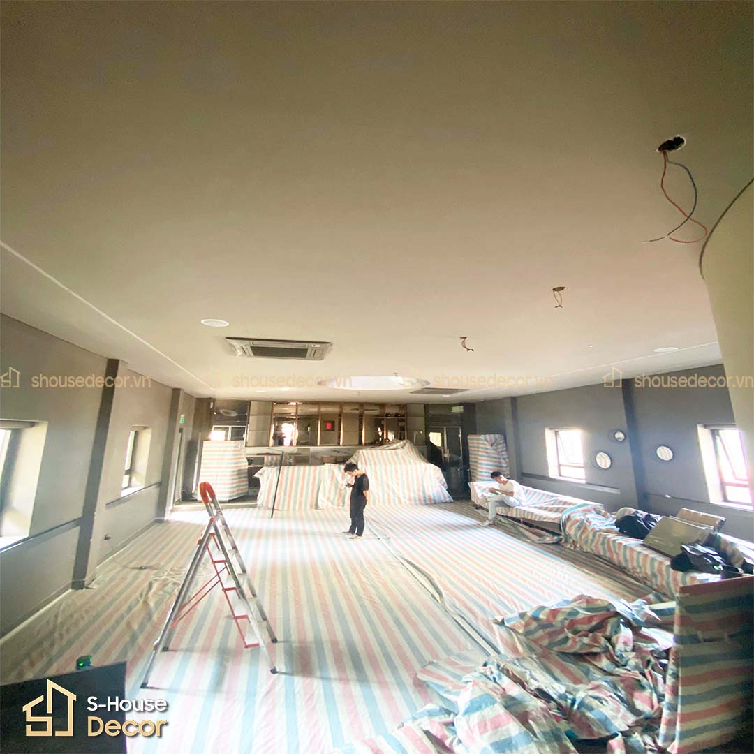 Hiện trạng ban đầu tại ELYO Restobar – Khu vực trần chưa hoàn thiện, chuẩn bị cho quá trình thi công trần inox sóng nước