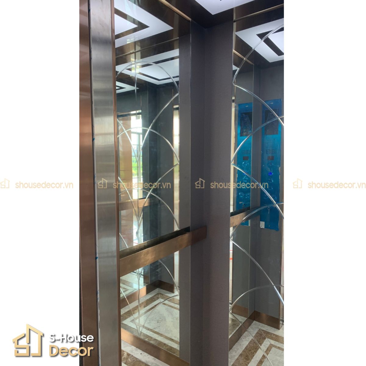 Tay vịn inox 304 mạ PVD xước đồng tại hạng mục trang trí cabin thang máy