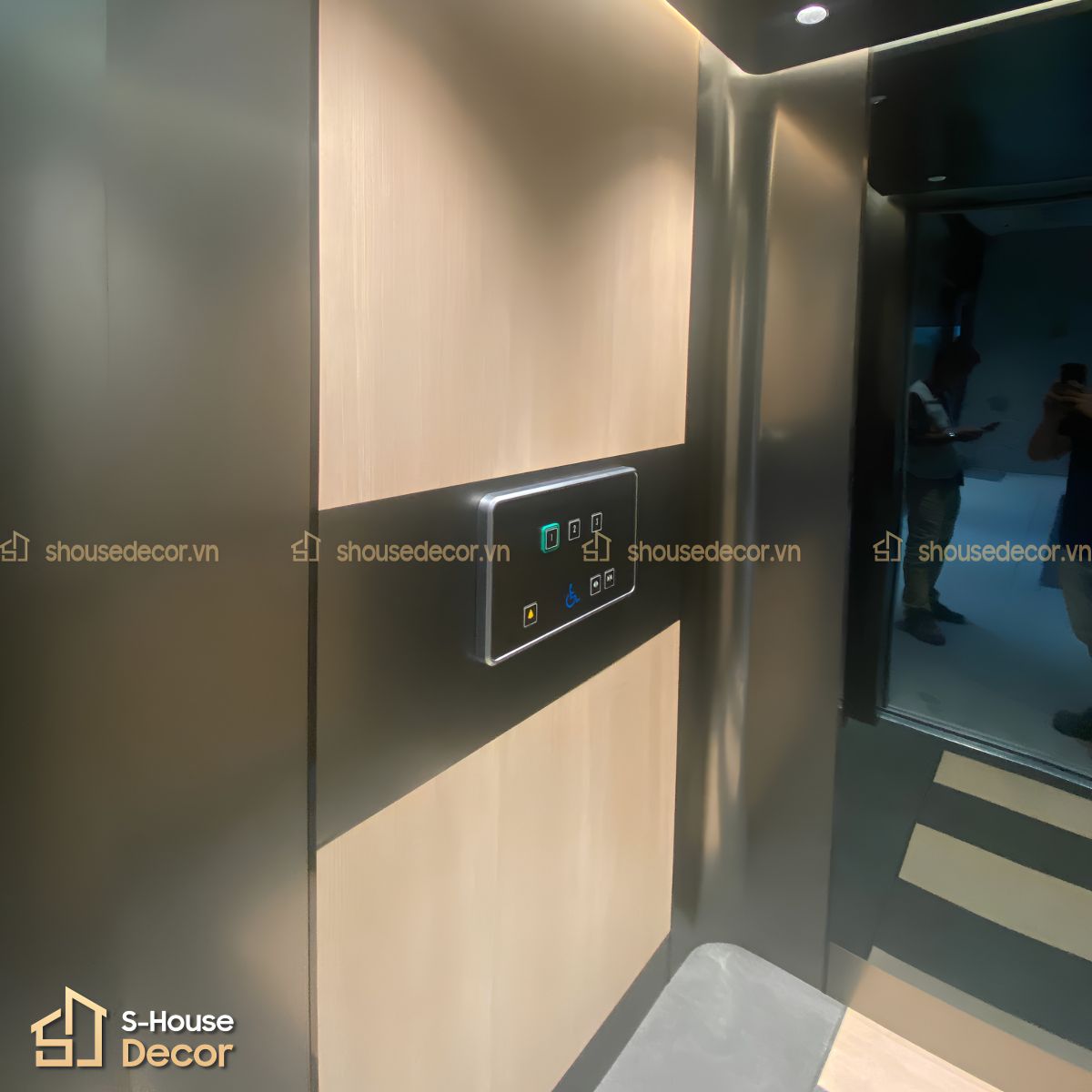 Mặt bên COP Laminate kết hợp với inox 304 xước đen hạng mục Trang trí cabin thang máy