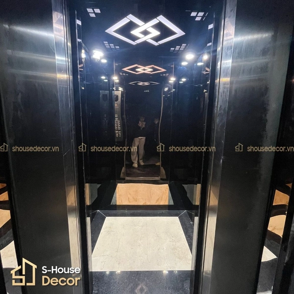 Trang trí cabin inox PVD xước đen kết hợp inox trắng gương hiện đại