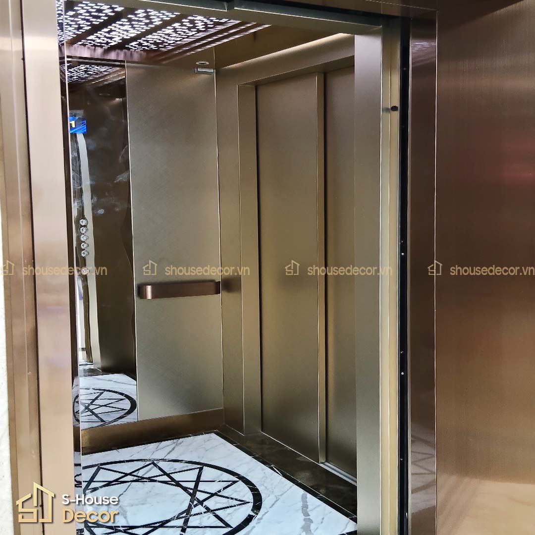 Nội thất cabin thang máy hoàn thiện bằng decal trang trí, phối màu trung tính