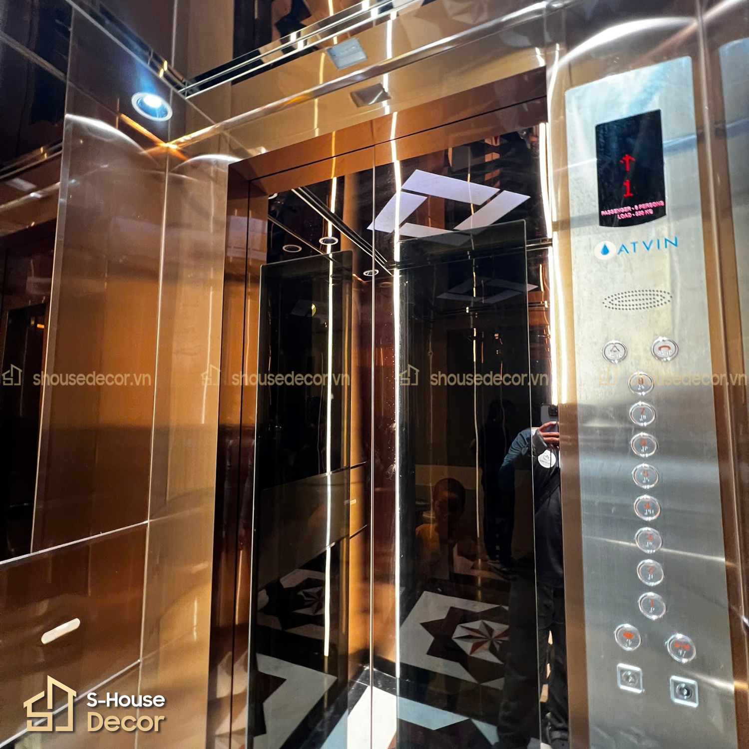 Trang trí cabin thang máy với inox gương vàng hồng