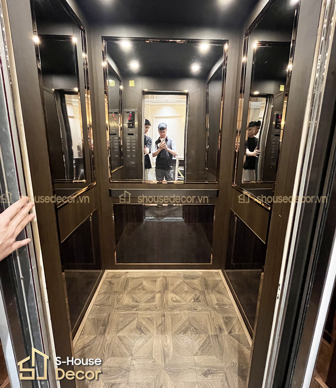 Trang trí ốp inox cabin thang máy tại dự án Hàng Bông