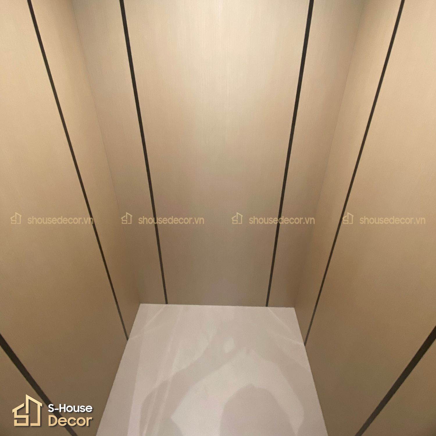 Trang trí cabin thang máy bằng Laminate tại S-House Decor
