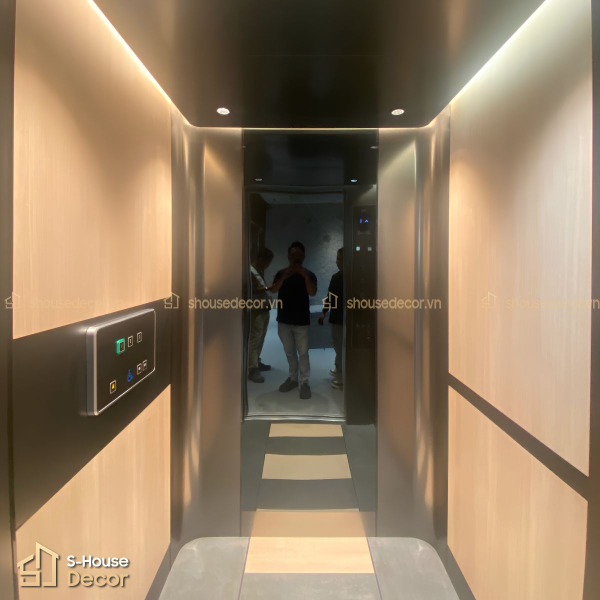 Trang trí cabin thang máy bằng Inox 304 đen gương tại S-House Decor
