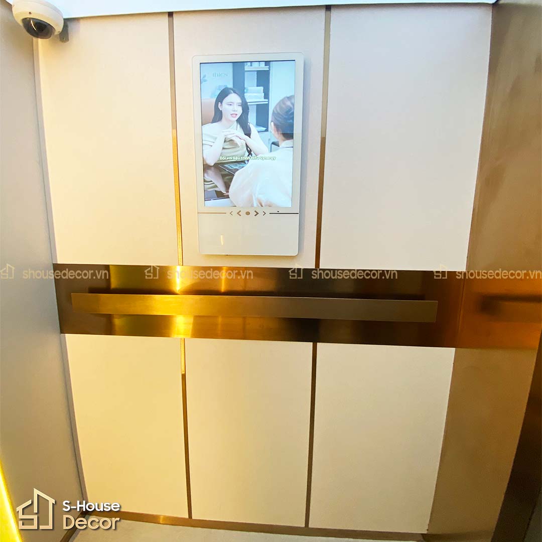 Tay vịn inox mạ vàng lắp trong thang máy, bề mặt sáng bóng và bền màu.