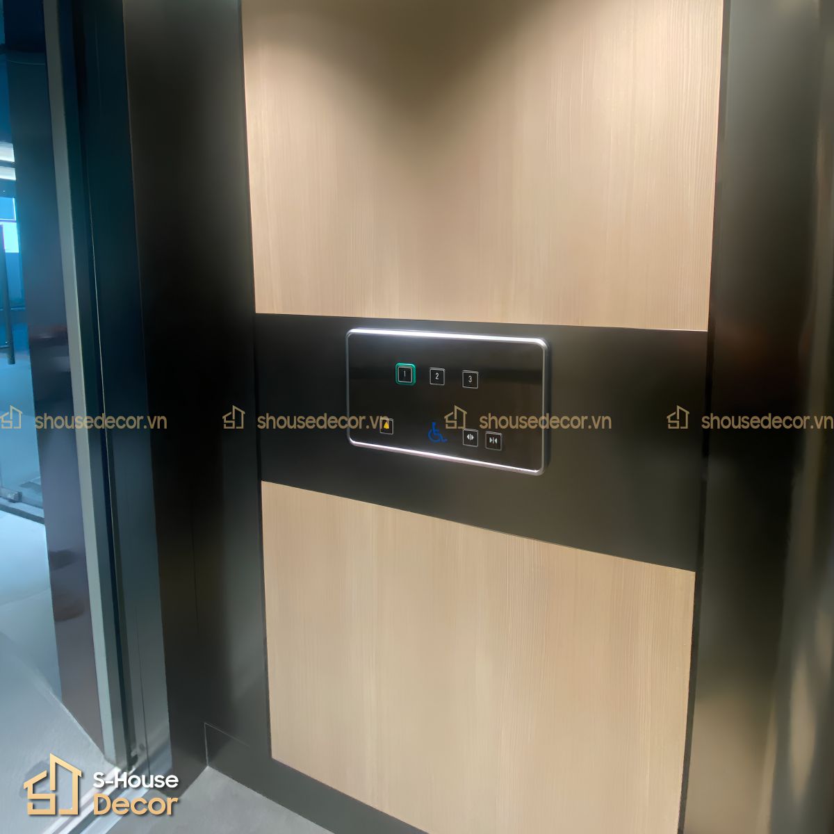 Bề mặt Laminate vân gỗ chống vân tay trong hạng mục Trang trí cabin thang máy