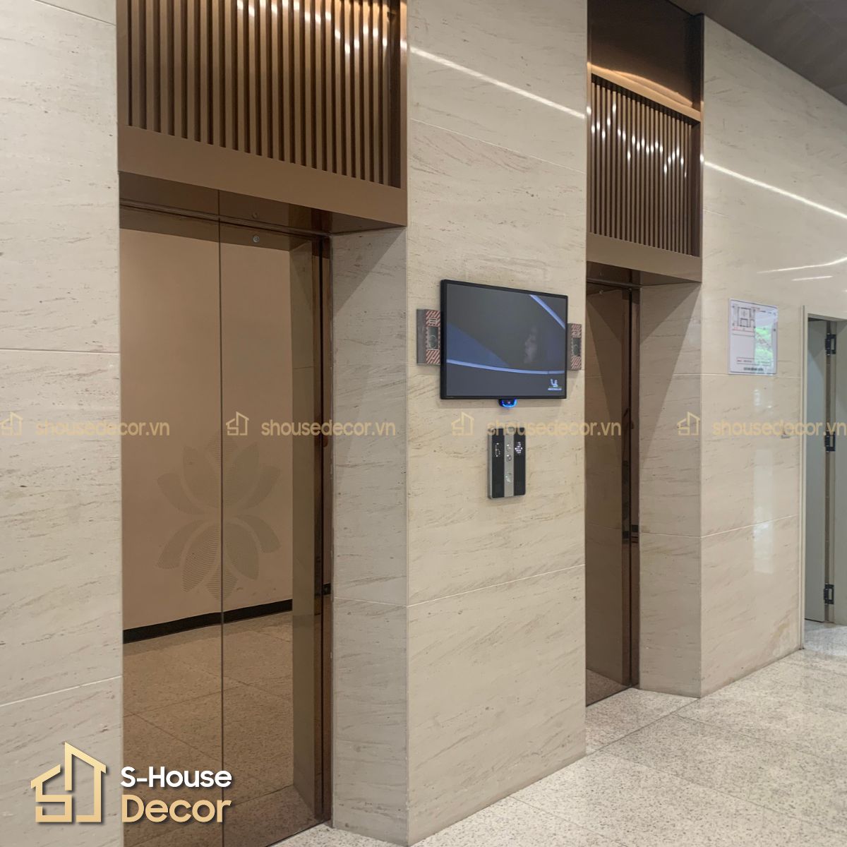 Trang trí cửa thang máy bằng Inox 304 gương vàng hồng