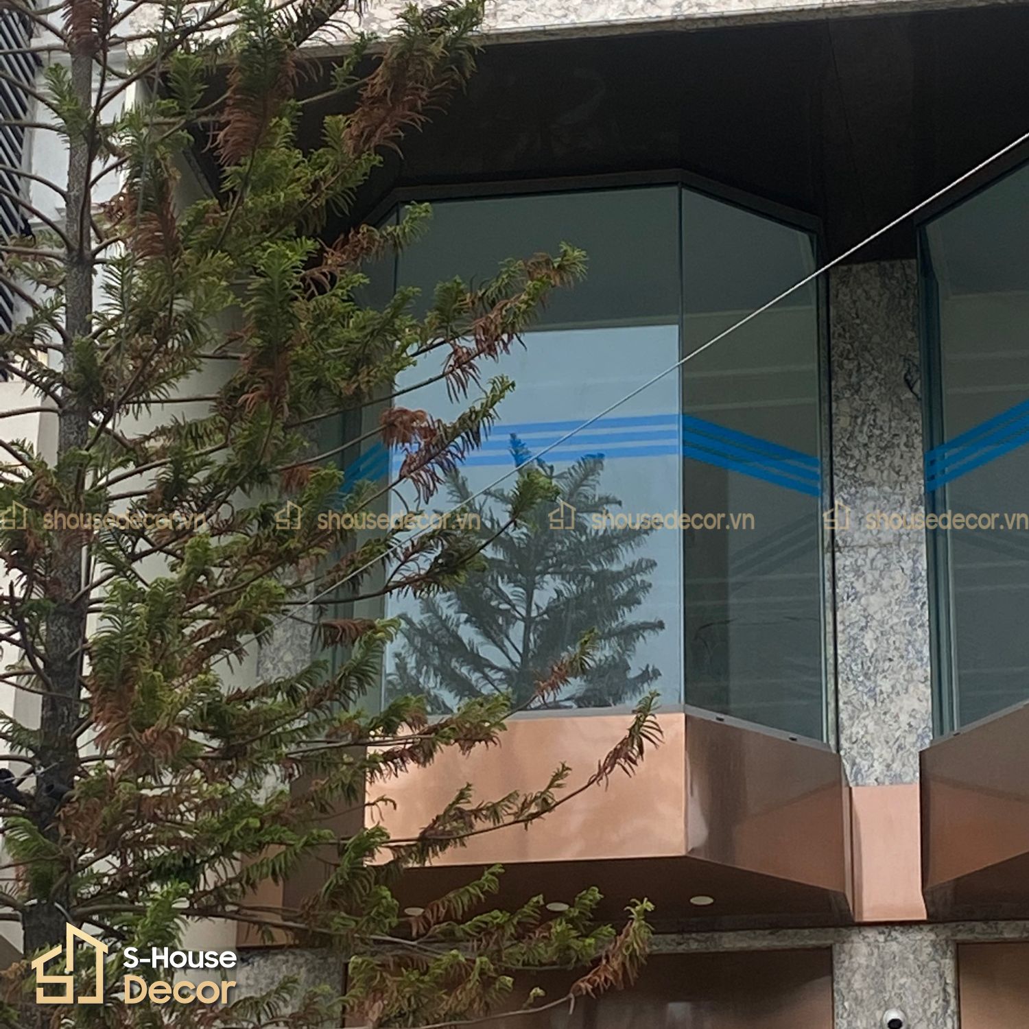 Trang trí inox mặt tiền toà nhà inox 304 đồng đỏ tại S-House Decor