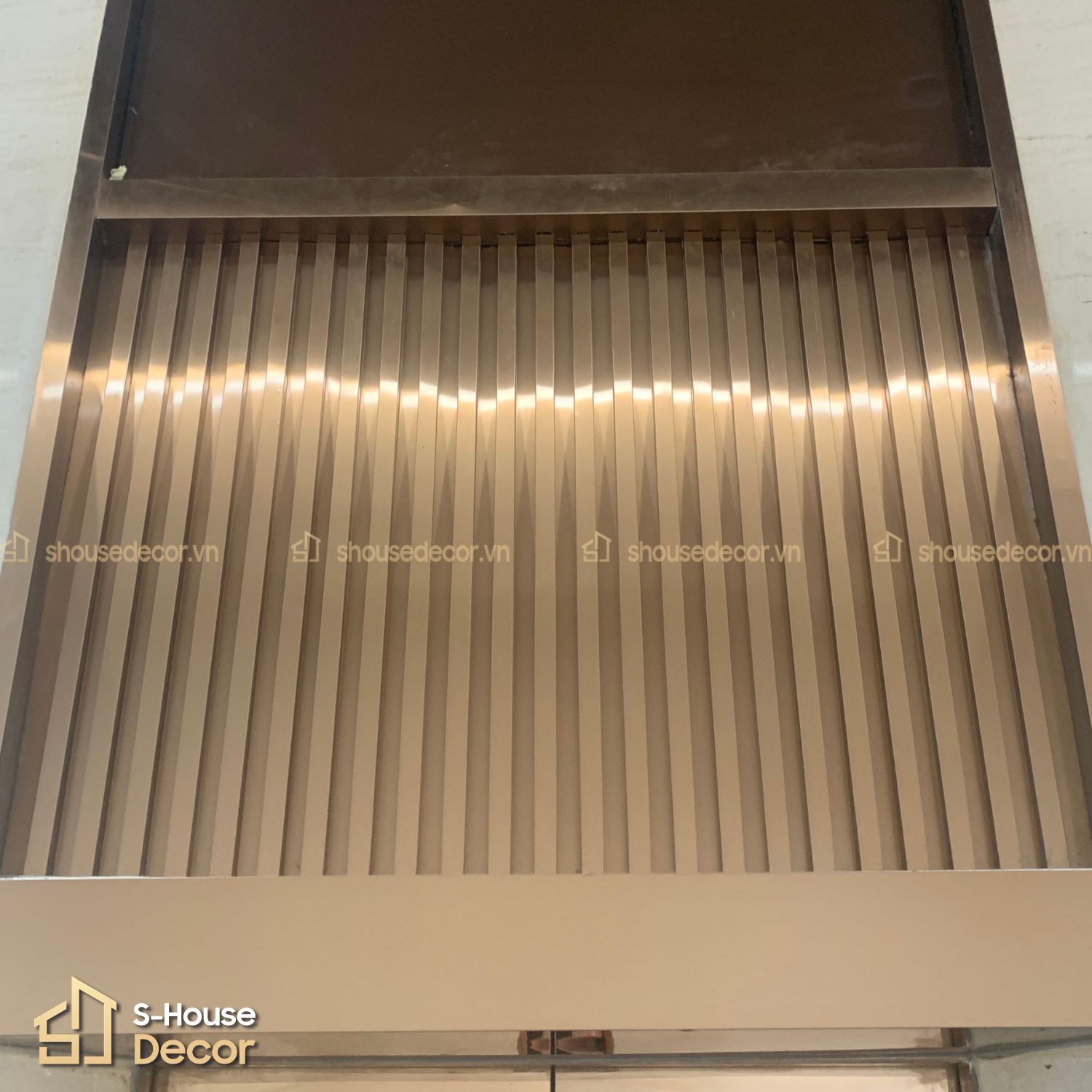 Trán lam sóng thang máy hạng mục Trang trí inox thang máy tại S-House Decor