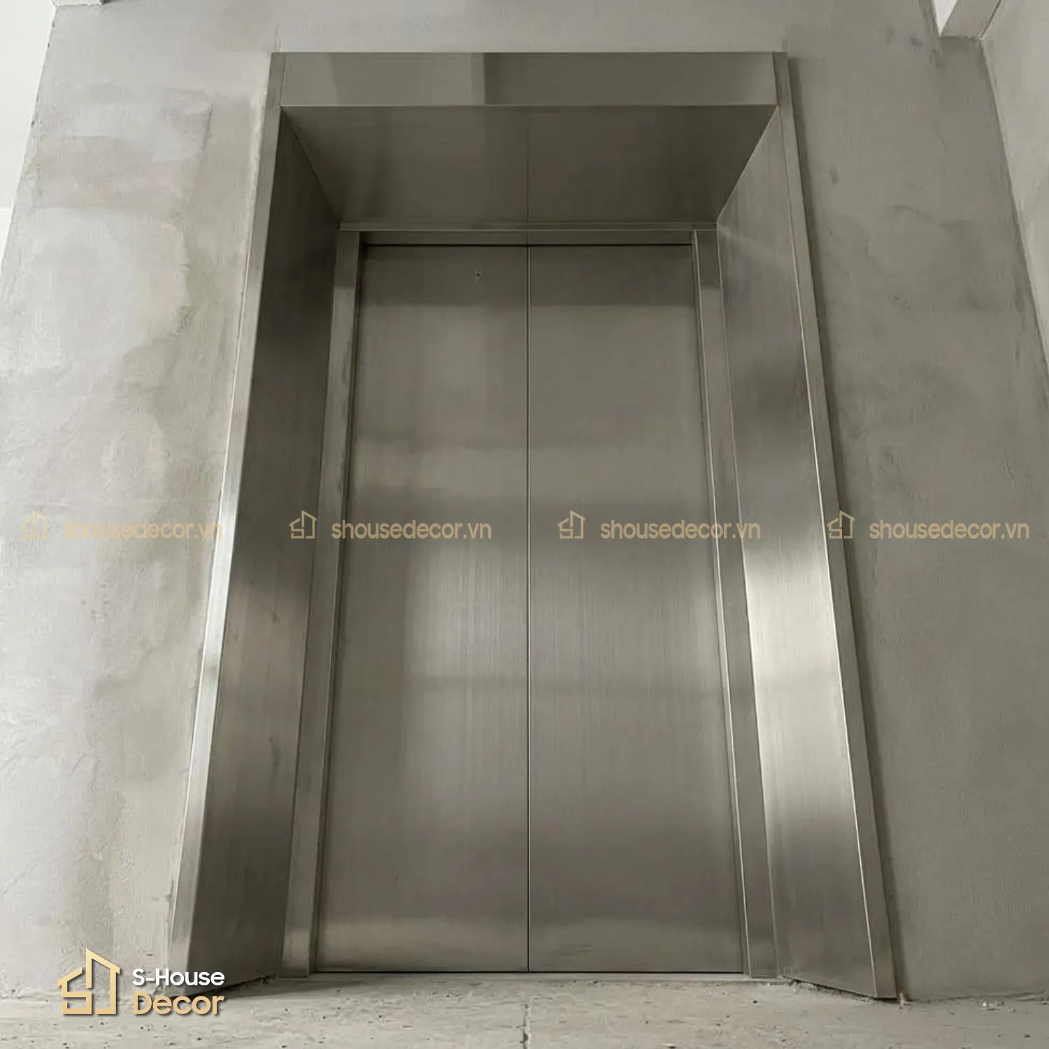 Trang trí ốp inox khung bao bản rộng với inox 304 xước trắng