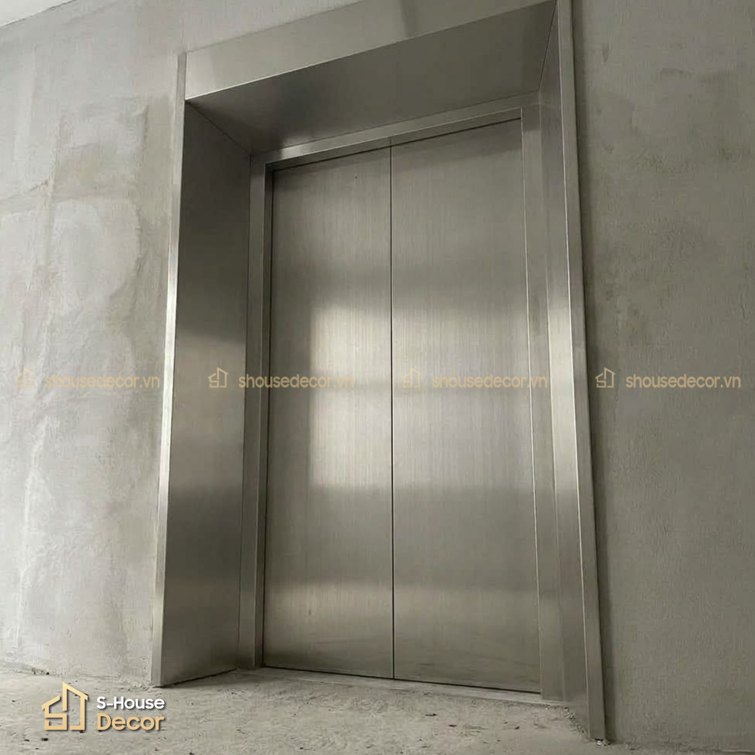Ốp inox khung bao bản rộng hạng mục Trang trí inox thang máy tại S-House Decor