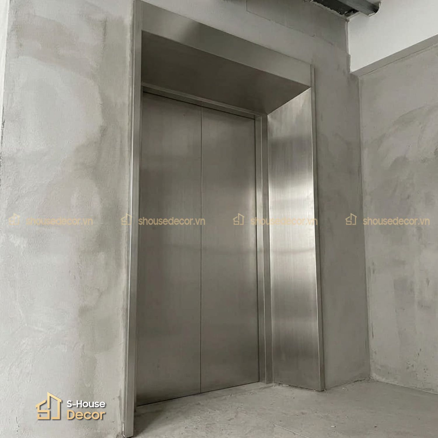 Trang trí inox thang máu - ốp inox khung bao bản rộng, inox 304 xước trắng tại S-House Decor
