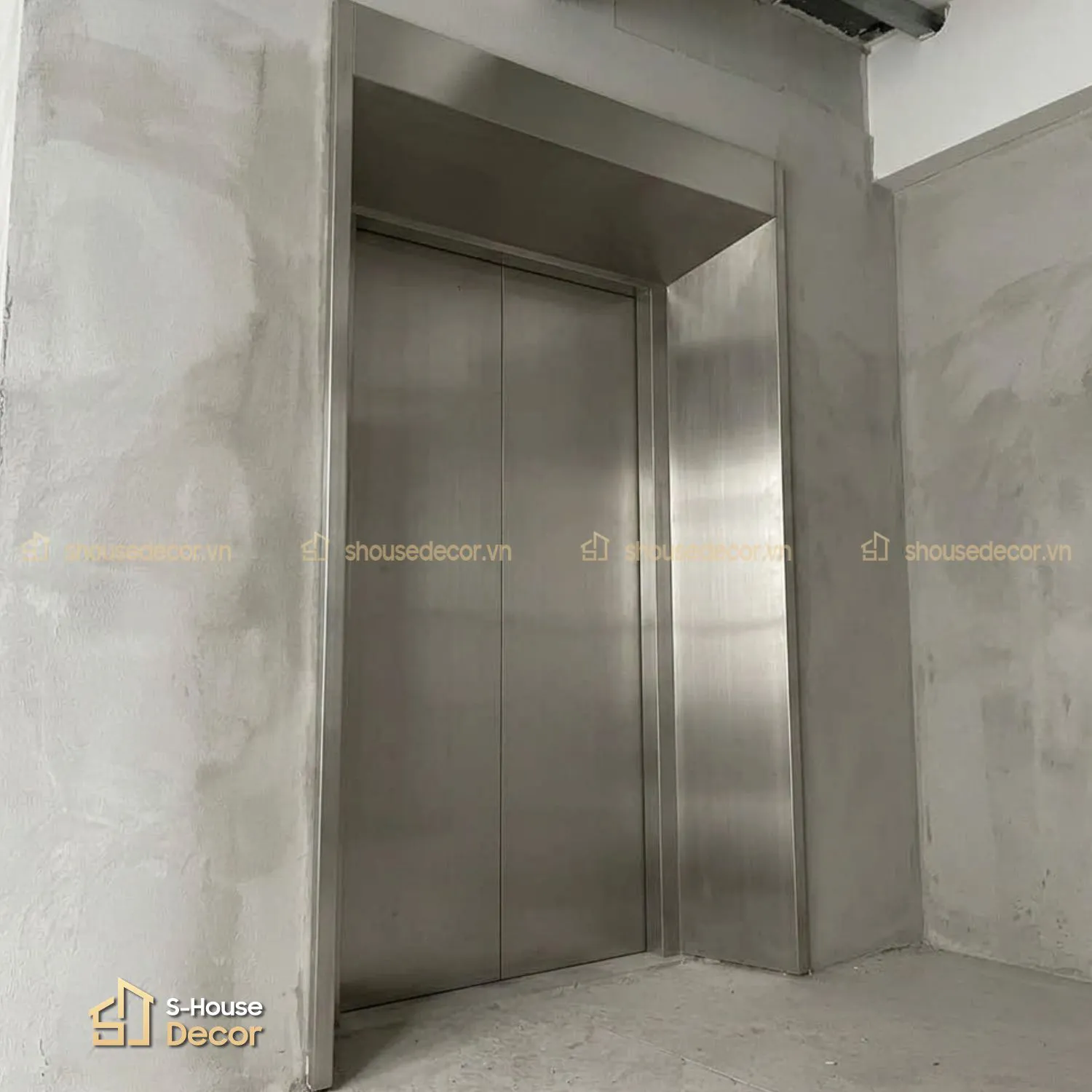 Trang trí ốp inox khung bao bản rộng thang máy tại S-House Decor