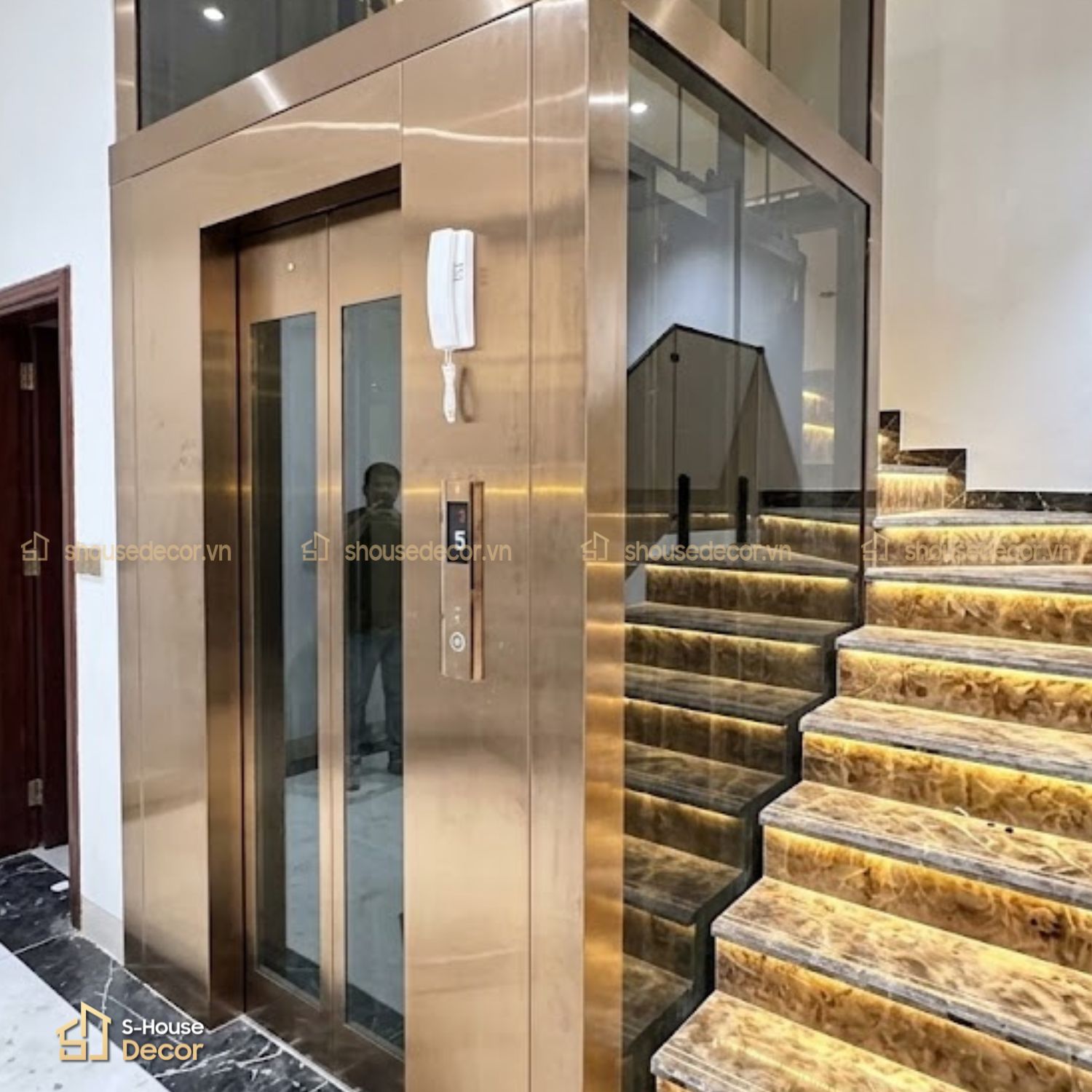 Ốp inox khung thép thang máy xước đồng hạng mục Trang trí inox thang máy tại S-House Decor