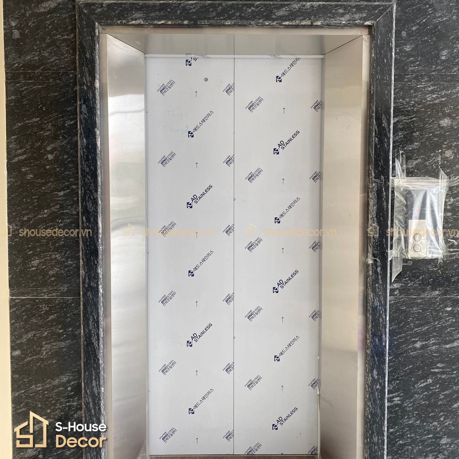 Công trình Trang trí inox thang máy ốp inox khung bao bản rộng tại Bắc Ninh