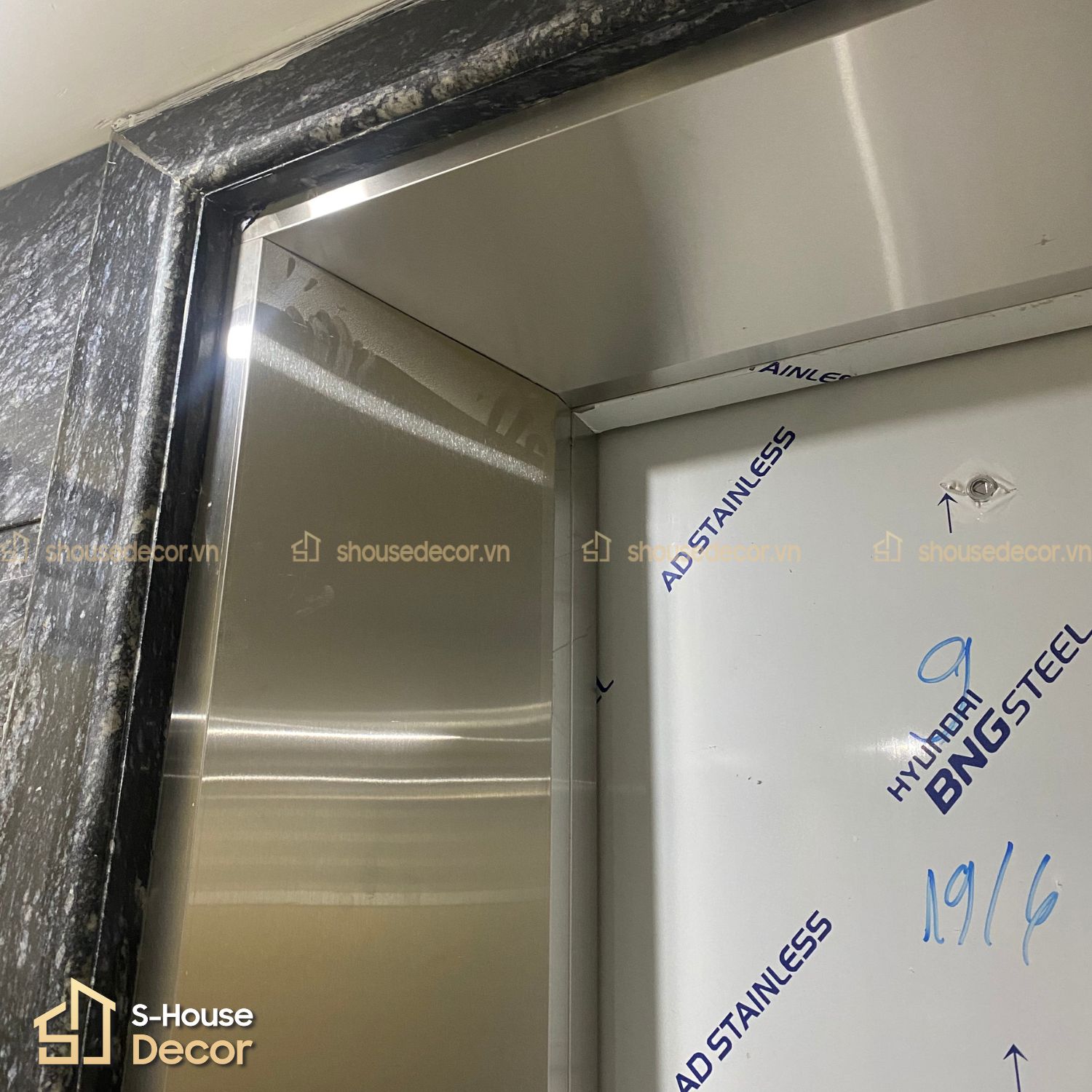 Vách Ốp inox khung bao bản rộng thang máy Inox xước trắng tại Bắc Ninh