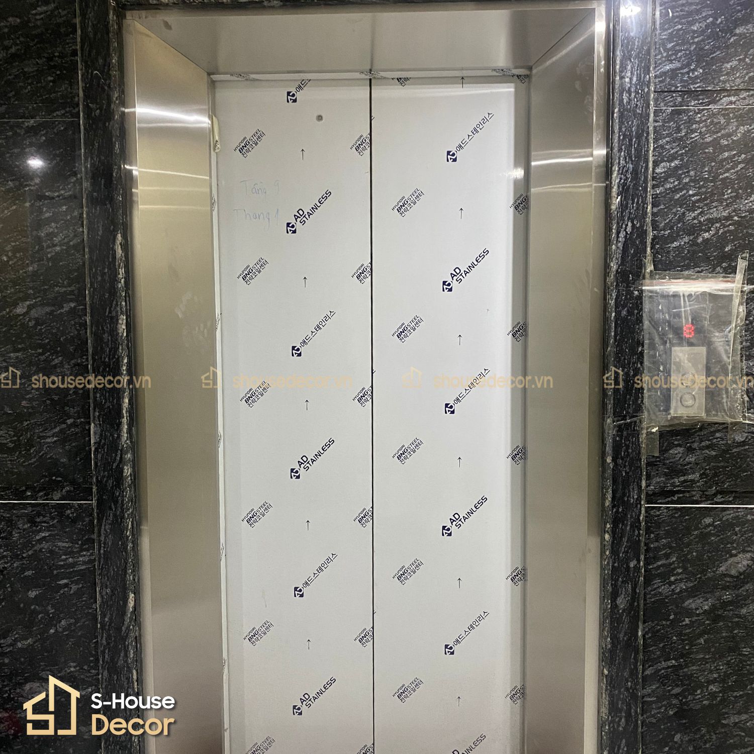 Ốp inox khung bao bản rộng thang máy tại S-House Decor