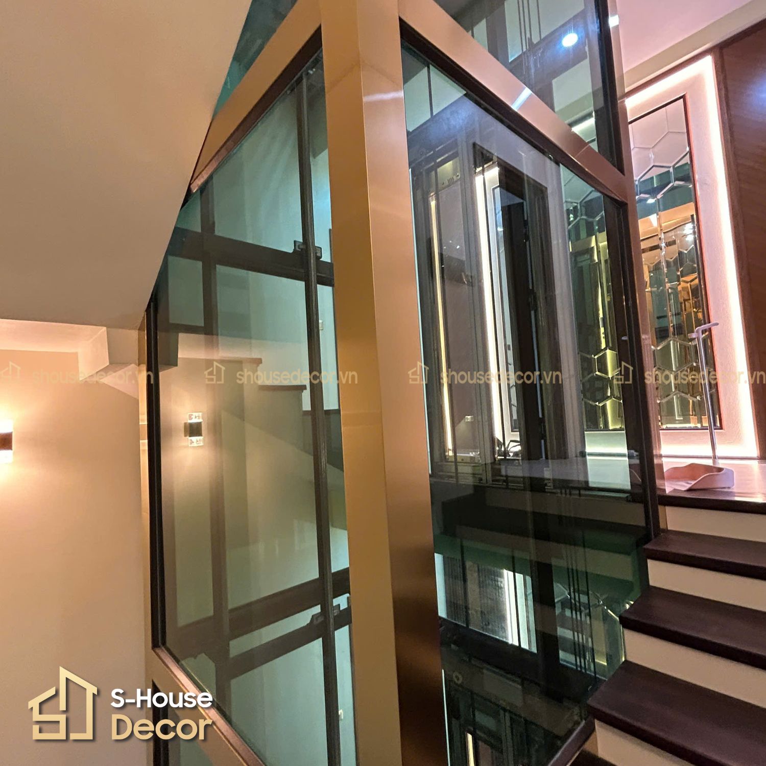 Ốp inox khung thép thang máy tại S-House Decor