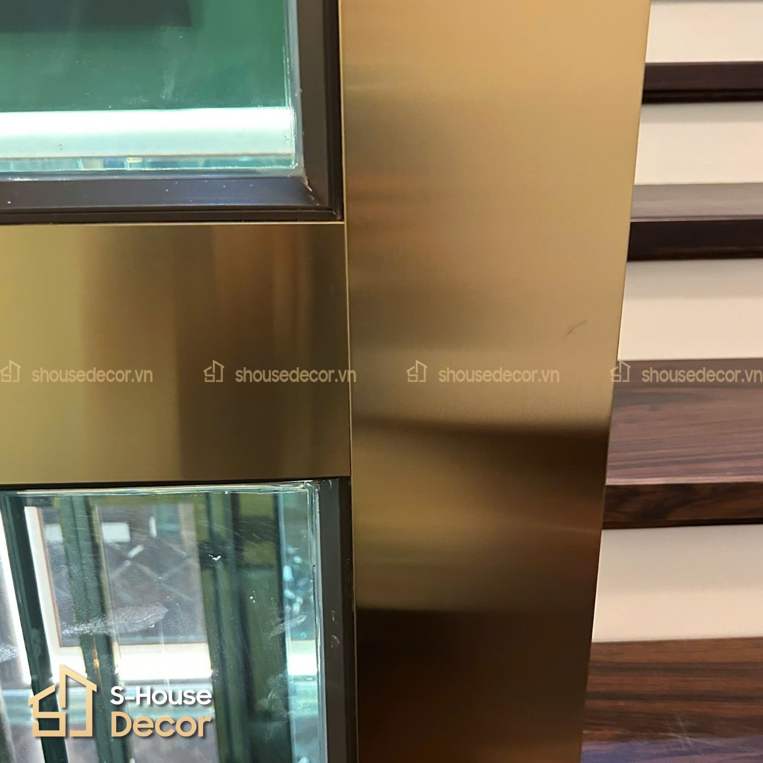 Bề mặt inox 304 gương vàng hạng mục Trang trí inox thang máy