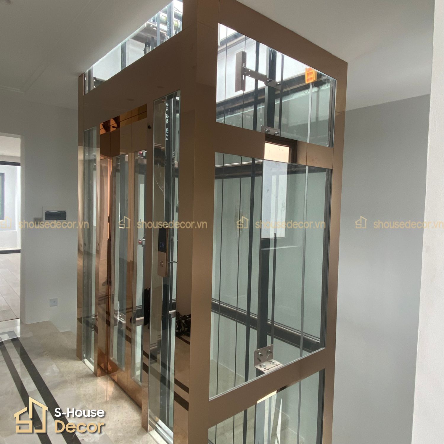 Trang trí inox thang máy gương trà tại S-House Decor
