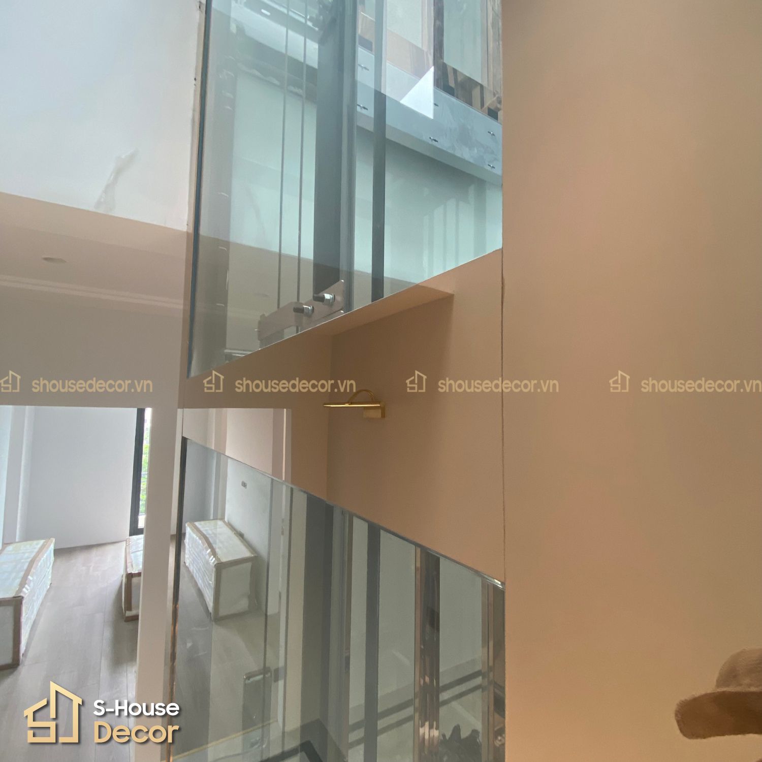 Bề mặt Trang trí inox thang máy inox 304 gương trà tại S-House Decor
