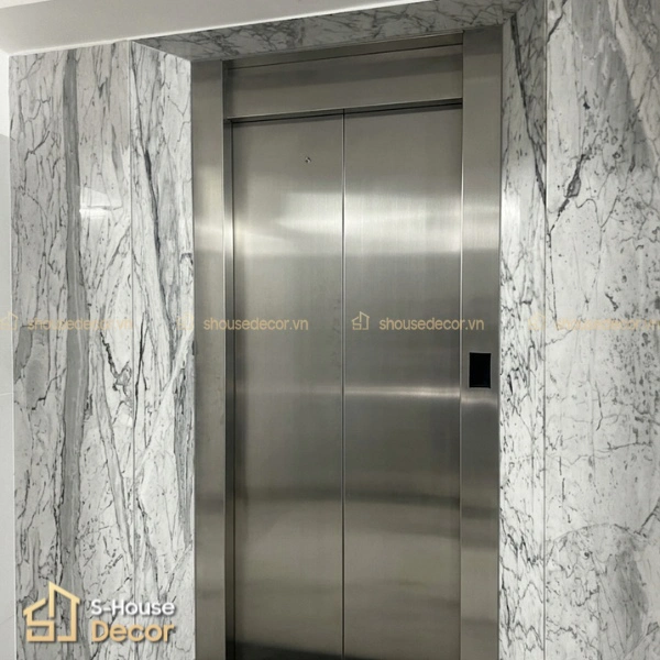 Trang trí ốp inox khung bao bản hẹp với inox xước trắng