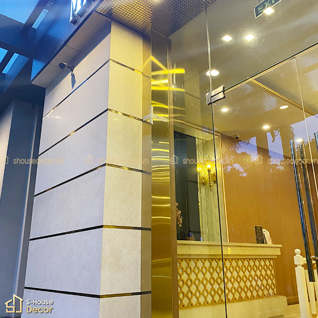 trang-tri-nep-inox-tai-du-an-macau-gaming-02