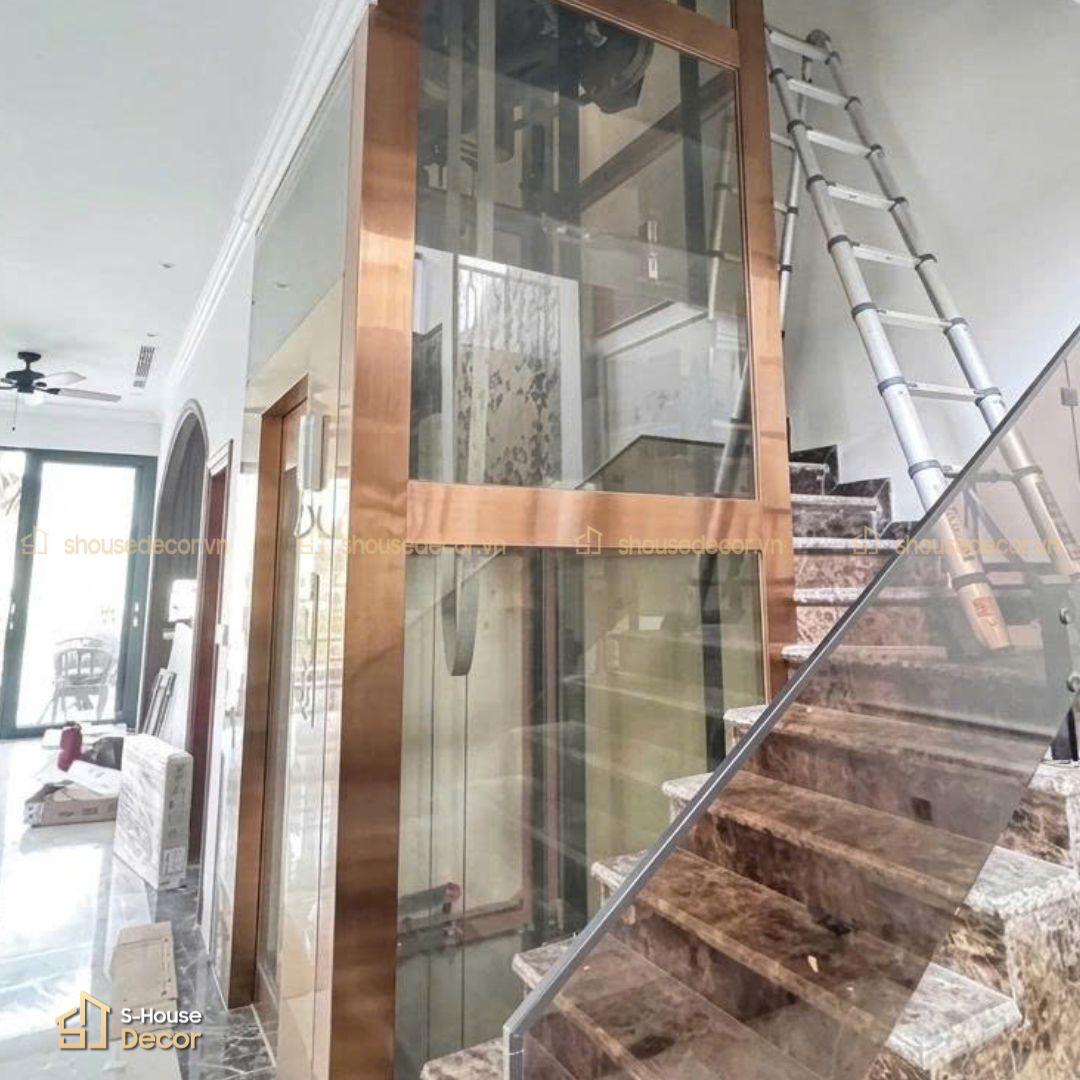 Ốp inox khung thép thang máy hiện đại