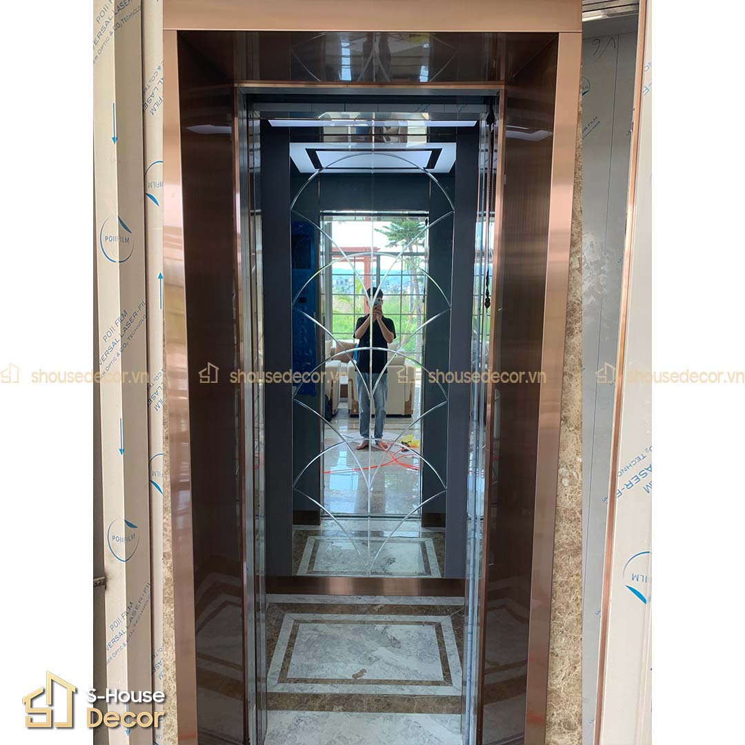 Sự kết hợp giữa laminate vân vải và gương khắc hoa văn tạo nên chiều sâu và nét độc đáo cho cabin